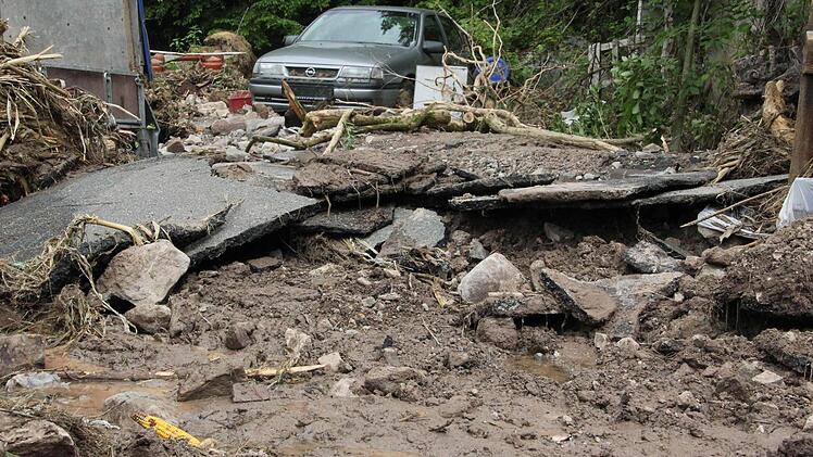 Zerborstener Teer, der vom Wasser einfach herausgerissen und weggespült wurde.