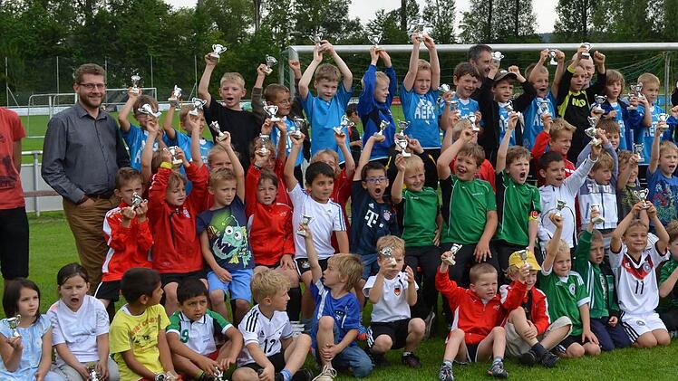 Die zehn teilnehmenden Mannschaften des Turniers der G-Junioren passen gar nicht auf ein Bild. Der Zweitplatzierten FC Redwitz (hinten links) und der Sieger ....