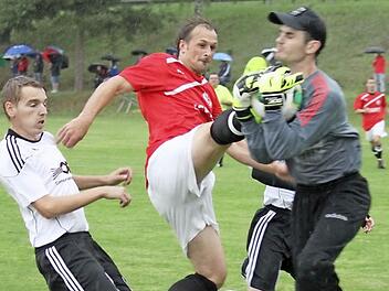 SG-Spielertrainer Sebastian Hofmann im direkten Zweikampf mit FC-Torwart Jochen Pantel.  Foto: Michael Foltes.
