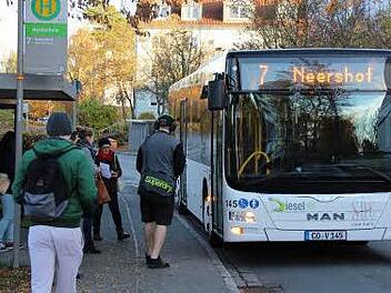 Die Hochschule hat eine Bushaltestelle. Doch die Busse fahren nicht zu den Zeiten, zu denen die Vorlesungen beginnen oder enden, kritisiert Hochschul-Präsident Michael Pötzl. Er fordert deshalb bessere Busverbindungen für die beiden Hochschulstandorte. Foto: Ulrike Nauer