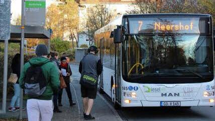 Die Hochschule hat eine Bushaltestelle. Doch die Busse fahren nicht zu den Zeiten, zu denen die Vorlesungen beginnen oder enden, kritisiert Hochschul-Präsident Michael Pötzl. Er fordert deshalb bessere Busverbindungen für die beiden Hochschulstandorte. Foto: Ulrike Nauer