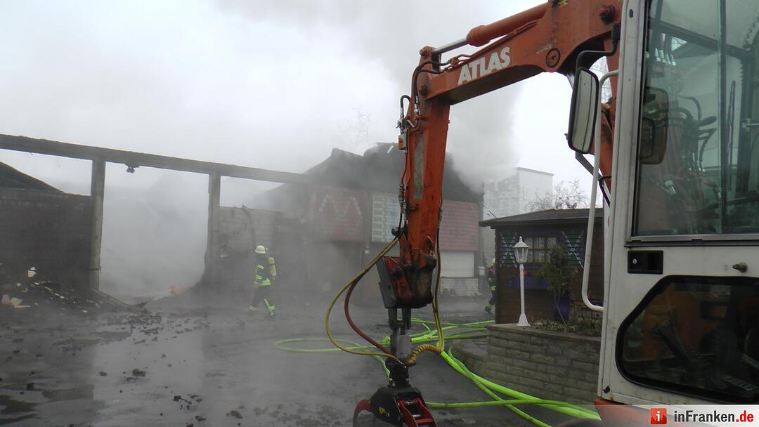Lagerhallerhallenbrand hielt Feuerwehr in Atem - Großbrand fordert hohen Sachschaden