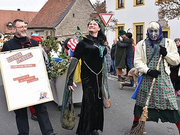 Ist diese Königin nicht die Schönste der Sauleite? Die "Ü40" des Turnvereins setzte das Schneewittchen-Motiv humorvoll um.