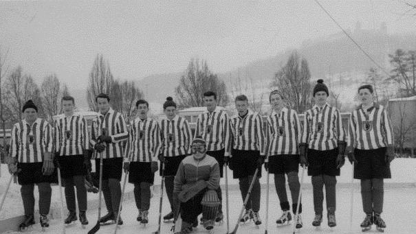 Die erste Coburger Eishockey-Mannschaft von Coburg 1963: ganz links Spielertrainer Rößner, Dritter von links ein Gast-Spieler aus Kanada, daneben der Neustadter Jochen Heinlein, dann Werner Pabst und ganz rechts Karlheinz Juchheim, der seine Laufbahn in Berlin fortsetzte.