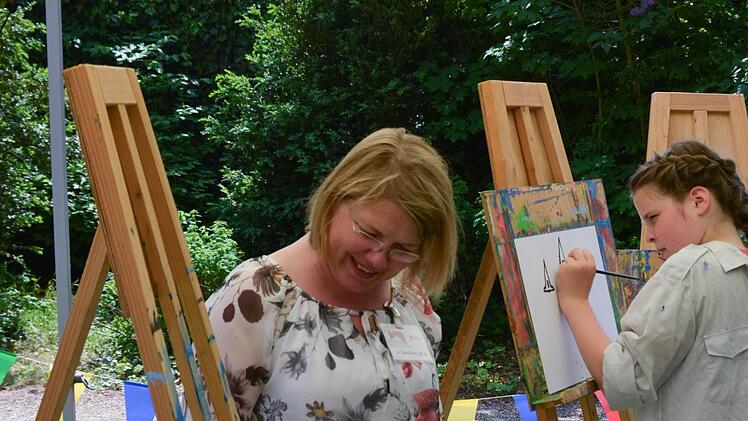 Beim Museumsfest in Aschach konnte man den Künstler in sich entdecken. Museumspädagogin Susanne Bocklet zeigt hier Emma Glöckler (links) und Pauline Seufert (rechts), auf was man dabei achten muss.Björn Hein