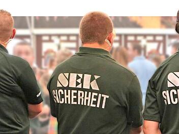 Braucht es auch auf kleineren Kerwas bald Sicherheitspersonal wie hier in einem großen Festzelt?  Foto: Barbara Herbst/Archiv