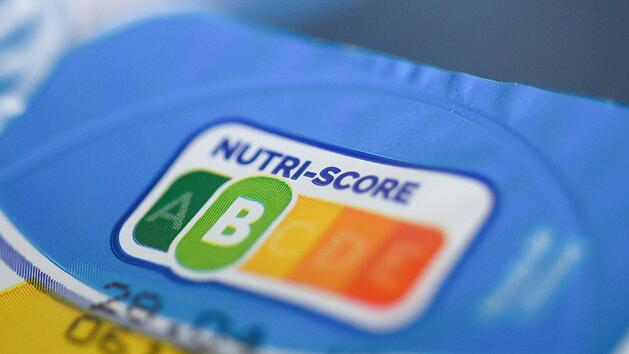 Der neue Nutri-Score soll Verbrauchern das Einkaufen von gesunden Lebensmitteln erleichtern und den Nährwert auf einen Blick darstellen. Foto: Christophe Gateau/dpa