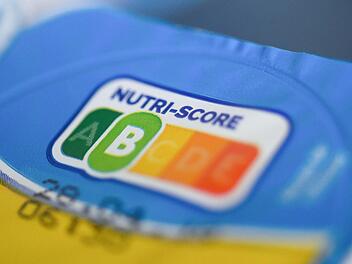 Der neue Nutri-Score soll Verbrauchern das Einkaufen von gesunden Lebensmitteln erleichtern und den Nährwert auf einen Blick darstellen. Foto: Christophe Gateau/dpa