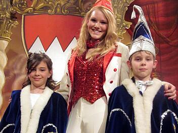 Sie leitet die Sendung souverän: Jugendsitzungspräsidentin Isabell Stange aus Homberg am Main. Sie nahm auch Prinzessin Anna-Sophia und Prinz Sandro unter ihre Fittiche. Fotos: Steffen Beyer