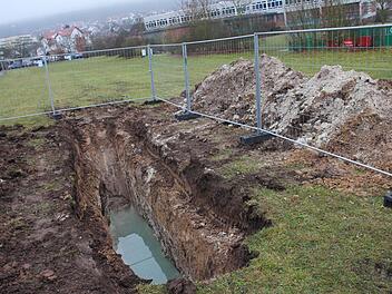 Ein Investitionsschwerpunkt 2014 sind die Schulbauten und -sanierungen. Dazu gehört auch der Hallenbad-Neubau in Ebern. Auf dem Gelände haben die erste Arbeiten begonnen, wie unser Bild zeigt. Der Neubau ist nötig, weil das alte Hallenbad völlig marode ist.  Foto: Ralf Kestel