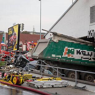 Lkw kracht in Autohaus bei Meiningen - 1 Toter und mehrere Verletzte