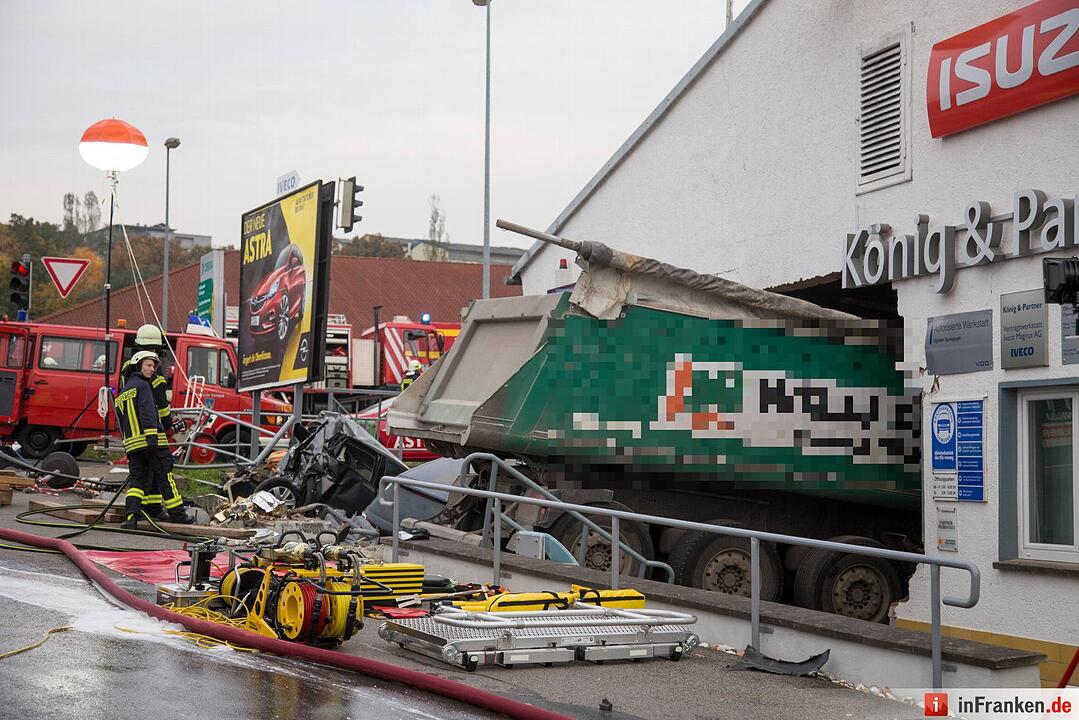 Lkw kracht in Autohaus bei Meiningen - 1 Toter und mehrere Verletzte