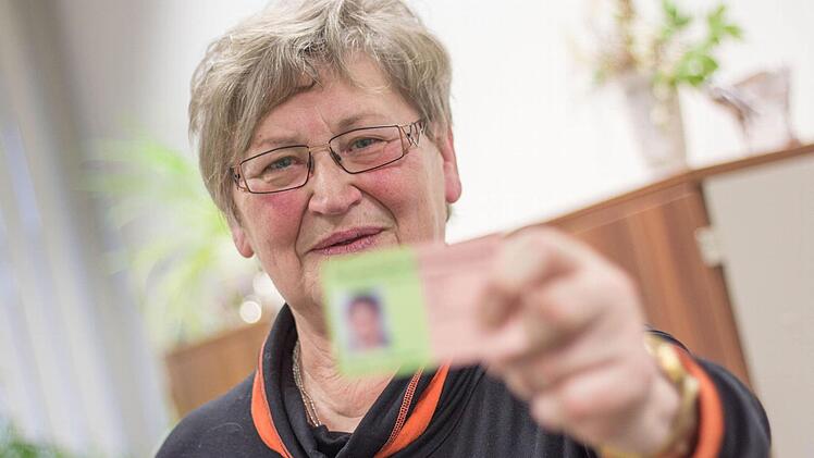 Maria Watzka (68) aus Zeil hat ihren Schwerbehindertenausweis bereits seit 35 Jahren. Fotos: Marian Hamacher
