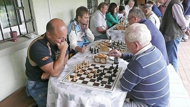 Sie waren schlie&szlig;lich die Sieger beim Schachturnier in Wildflecken: Paul Asselborn (1. Platz, vorne links), Klaus Hamelmann (2. Platz, vorne rechts) und Waldemar Tagunov (3. Platz, hinten, Mitte). Foto: Volker Zinn