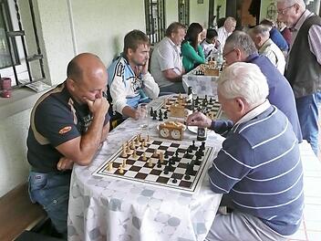 Sie waren schlie&szlig;lich die Sieger beim Schachturnier in Wildflecken: Paul Asselborn (1. Platz, vorne links), Klaus Hamelmann (2. Platz, vorne rechts) und Waldemar Tagunov (3. Platz, hinten, Mitte). Foto: Volker Zinn
