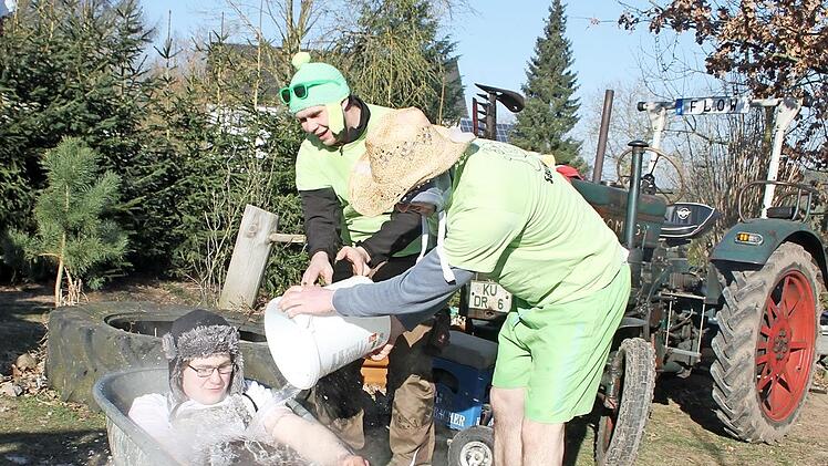Als h&auml;tte es Florian geahnt: Nat&uuml;rlich blieb es nicht dabei, nur die F&uuml;&szlig;e ins warme Wasser zu stecken.