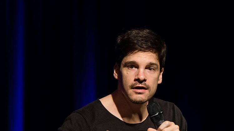 Erheiternder Blick in den Spiegel: Alain Frei gastierte erstmals in Coburg.Foto: Jochen Berger