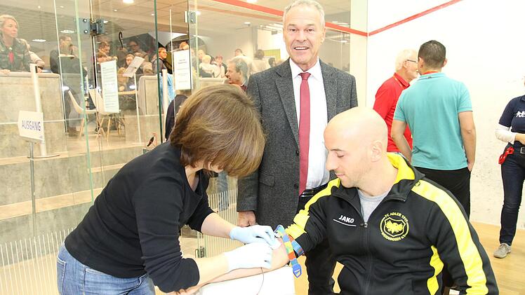 Typisierungsaktion im Sportland - auch der  Stiftungsvorstand und Neustadter Oberbürgermeister Frank Rebhan (Mitte) schaute vorbei. Als Spender ist er allerdings zu alt.Wolfgang Desombre
