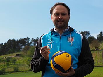 Autogramme gibt Frank Jansen eher nicht. Vielmehr erhofft sich der Sponsoring-Beauftragte der Hammelburg Volleys Unterschriften von Seiten der vielen Vereins-Partner, ohne die das Projekt Bundesliga nicht gestemmt werden kann. Foto: Jürgen Schmitt