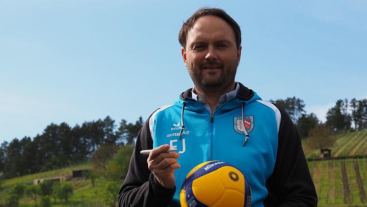 Autogramme gibt Frank Jansen eher nicht. Vielmehr erhofft sich der Sponsoring-Beauftragte der Hammelburg Volleys Unterschriften von Seiten der vielen Vereins-Partner, ohne die das Projekt Bundesliga nicht gestemmt werden kann. Foto: Jürgen Schmitt