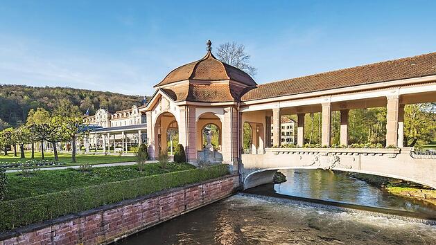 Der Wandelgang des Staatsbades präsentiert sich majestätisch dem Wanderer.  Fotos: Jürgen Hüfner