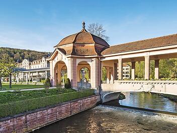 Der Wandelgang des Staatsbades präsentiert sich majestätisch dem Wanderer.  Fotos: Jürgen Hüfner