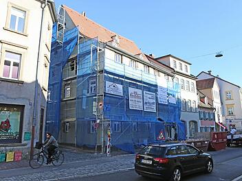 Baustopp am Haus  Siechenstraße 8. Das Vorderhaus mit dem markanten Dachstuhl  wurde nach Angaben des Eigentümers im  Jahre 1459 errichtet.   Die Fassade ist barock gestaltet. Wann es mit der Sanierung weitergehen kann, ist ungewiss.   Foto: Matthias Hoch