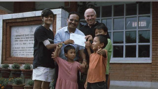 Ingesamt 6700 Euro hat Peter Schöderlein (hinten rechts) schon an Sunil Shrestha (Mitte) übergeben, den Koordinator für das Shaligram-Kinderhaus bei Kathmandu. Fotos: Schöderlein
