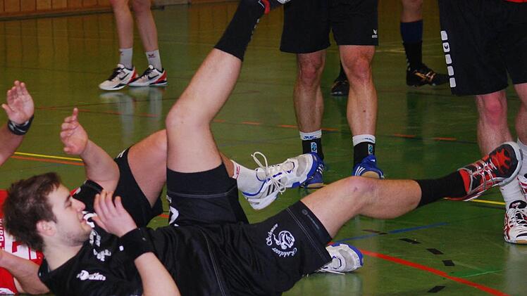 Bastian Demel (TSV Rödelsee) auf dem Boden. Das soll und darf gegen Fürstenfeldbruck nicht der Fall sein. Foto: Sterzbach