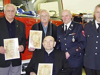 230 Feuerwehr-Jahre haben (von links) Ewald Krebs, Leo Bimmel, Heinrich Müller und (sitzend) Albin Reuss zusammengerechnet geleistet. Vorsitzender Siegfried Kiesel (rechts) würdigt ihre Leistung. Fotos: Klaus Werner