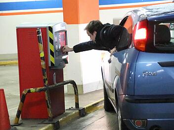 Verrenkungen sind nötig, um an den Münzeinwurf zu gelangen. Foto: Josef Hofbauer
