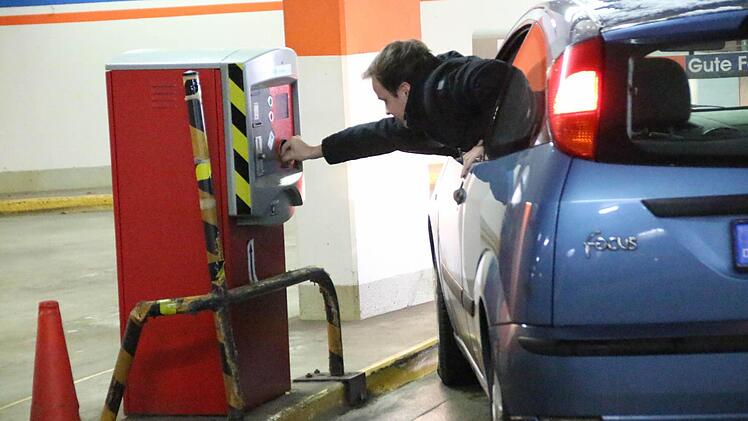 Verrenkungen sind nötig, um an den Münzeinwurf zu gelangen. Foto: Josef Hofbauer