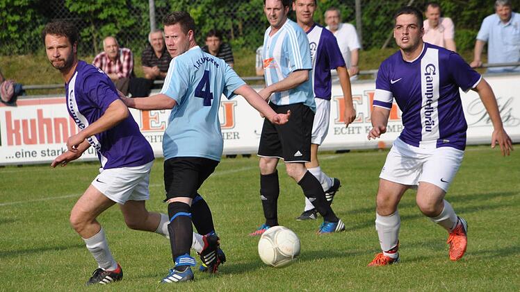 FC Burggrub - SC Steinbach: Michael Löffler (SC) und Christian Knauer (von links) blicken einem Ball, der in Richtung Burggruber Tor gespielt wird hinterher, aber der Steinbacher Angriff verpufft. Foto: Kalb