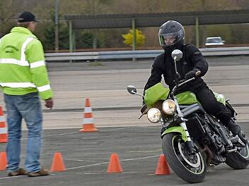 Balance halten, Bremsen und ausweichen übten die Teilnehmer des Motorrad-Sicherheitstraining am Samstag auf dem Kaeser-Parkplatz. Fotos: Gabi Arnold