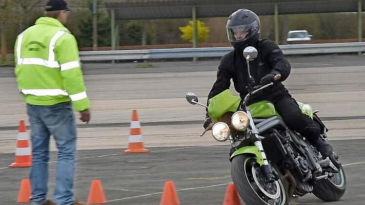 Balance halten, Bremsen und ausweichen übten die Teilnehmer des Motorrad-Sicherheitstraining am Samstag auf dem Kaeser-Parkplatz. Fotos: Gabi Arnold