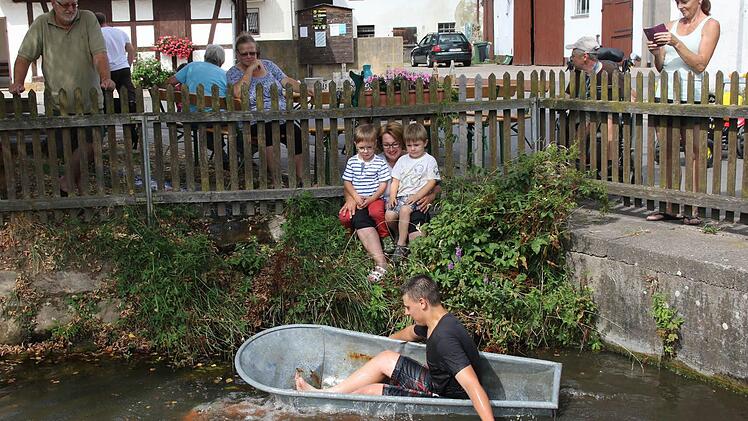 Kai Scheppe hat die Wende am Wehr mit seinem Sautrog geschafft.  Foto: Michael Stelzner