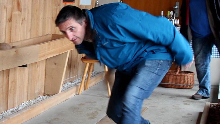 Auf der frisch renovierten Kegelbahn rollten die ersten Kugeln. Foto: Johann Blum