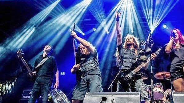 Das Foto entstand in Rom, als Dying Gorgeous Lies im Vorprogramm von Testament auf der Bühne stand. Im Bild von links: Sascha Schulze, Bernd Stübinger, Marcel Völkel und Lisa Minet. Foto: Stefano Panaro