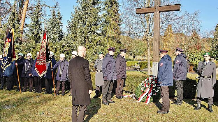 Oberbürgermeister Kay Blankenburg (Mitte) nach der Kranzniederlegung am Ehrenmal. Foto: Sigismund von Dobschütz