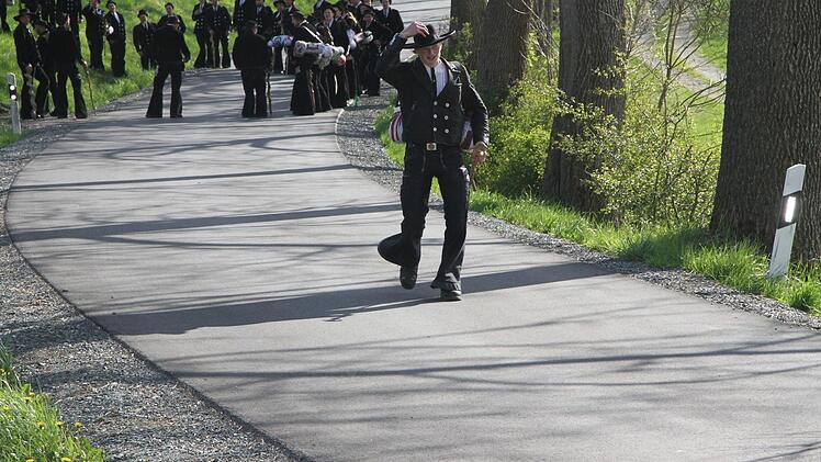 Es ist soweit, die Zeit der Wanderschaft ist vorbei: Erik Burkhardt löst sich aus der Gruppe und überschreitet die Ortsgrenze.  Fotos: Sonny Adam