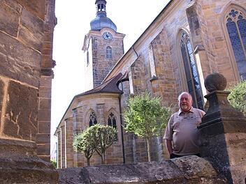 Pater Rudolf Theiler vor der Eberner Laurentius-Kirche Foto: Andreas Lösch