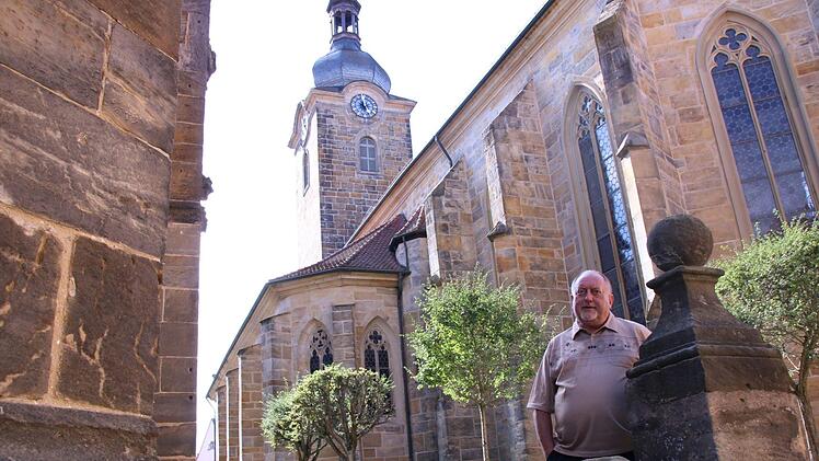 Pater Rudolf Theiler vor der Eberner Laurentius-Kirche Foto: Andreas Lösch