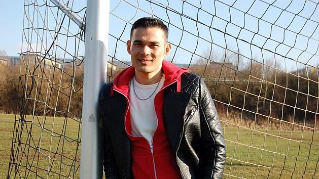 Noch muss Hossein Hazara wegen eines Kreuzbandrisses pausieren. Wenn alles ausgeheilt ist, w&uuml;rde er gern wieder beim TSV Bertelsdorf Fus&szlig;ball spielen - sofern er nicht abgeschoben wird.Foto: Helke Renner