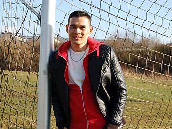 Noch muss Hossein Hazara wegen eines Kreuzbandrisses pausieren. Wenn alles ausgeheilt ist, würde er gern wieder beim TSV Bertelsdorf Fusßball spielen - sofern er nicht abgeschoben wird.Foto: Helke Renner