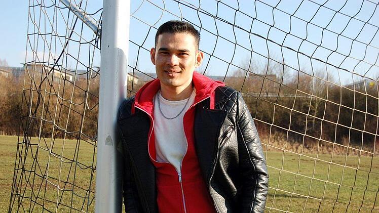 Noch muss Hossein Hazara wegen eines Kreuzbandrisses pausieren. Wenn alles ausgeheilt ist, würde er gern wieder beim TSV Bertelsdorf Fusßball spielen - sofern er nicht abgeschoben wird.Foto: Helke Renner