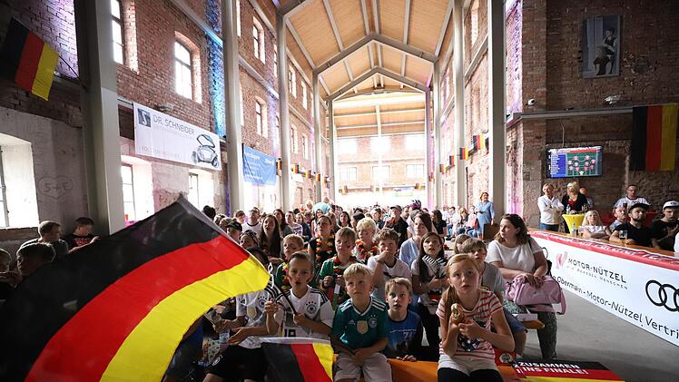 Von der frühen Anstoßzeit ließen sich die Zuschauer nicht abschrecken. Sie sorgten erneut für eine "volle Hütte" in der Kühnlenzpassage. Foto: Marian Hamacher