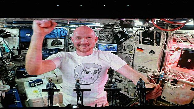 F&uuml;r das Stuttgarter Konzert von Kraftwerk schaltete sich aus  dem Weltall Alexander Gerst zu. Fotos: Helmut &Ouml;lschlegel