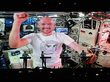 Für das Stuttgarter Konzert von Kraftwerk schaltete sich aus  dem Weltall Alexander Gerst zu. Fotos: Helmut Ölschlegel