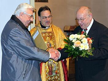 Pfarrer Richard Reis und Kirchenpfleger Georg Simon (rechts) würdigten die 40-jährige Organistentätigkeit von Horst Wunder. Foto: Michael Wunder