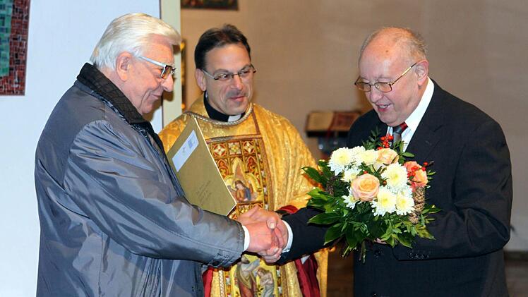 Pfarrer Richard Reis und Kirchenpfleger Georg Simon (rechts) würdigten die 40-jährige Organistentätigkeit von Horst Wunder. Foto: Michael Wunder